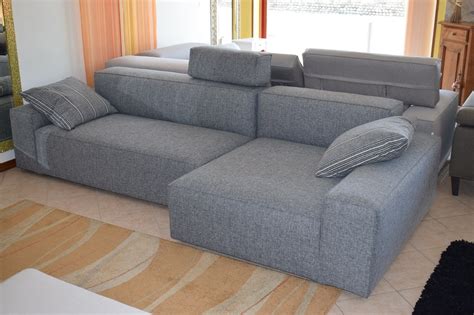 Elemento d'arredo affascinante, sinonimo di comfort e di relax, la chaise longue è diventata nel tempo anche simbolo di un arredamento di lusso, non tanto per questioni economiche ma. Divano Schienale basso con chaise longue in cotone grigio - Divani a prezzi scontati