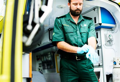 How To Become A Paramedic Responsibilities Qualifications And Earnings