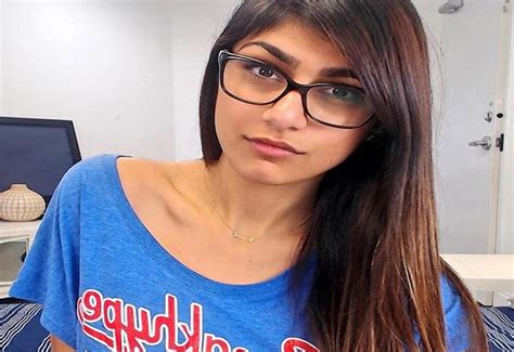 mia khalifa colpita al seno da un disco di hockey protesi sgonfia per la pornostar ora devo