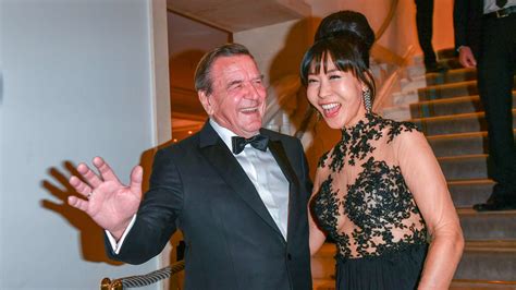 Gerhard Schröder: Ehefrau Kim gewährt ganz privaten Einblick in Liebesleben