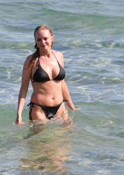 Heather Graham bied n swart bikini aan tydens haar vakansie op Sardinië