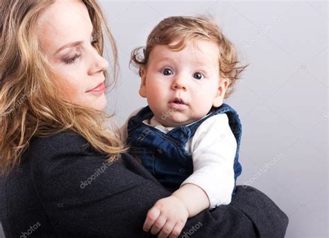 Joven Madre Con Un Niño Pequeño En Brazos Retrato De Madre E Hijo