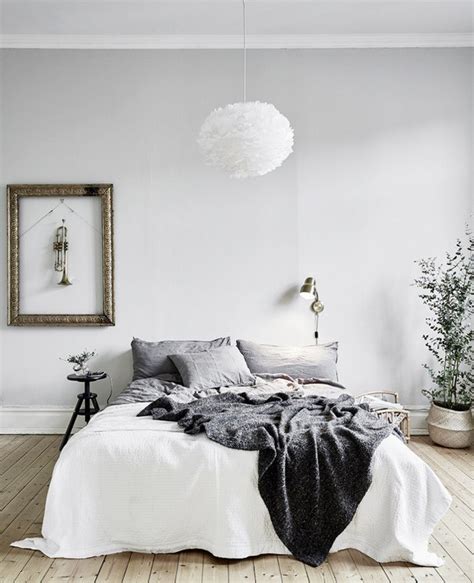 Minimal spaces are traditionally neutral in color, but if you love minimal design and bright colors, don't fret. 40 Minimalist Bedroom Ideas | Less is More | Homelovr