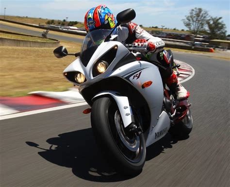 R1 is available with manual transmission. YAMAHA R1 (2009-2011) Review | Speed, Specs & Prices | MCN