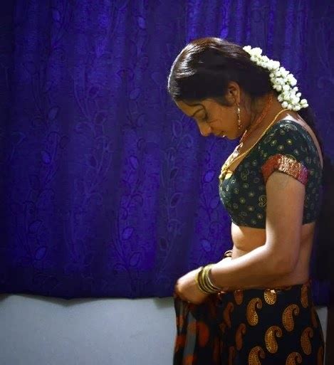 Kerala Sexy House Wife Mallu Aunty Prameela Saree Removing Hot Stills Showing Deep Cleavage