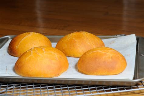 Dans le bol du robot. Buns à la tomate (Petits pains pour hamburger) Recette | Chocolate & Zucchini