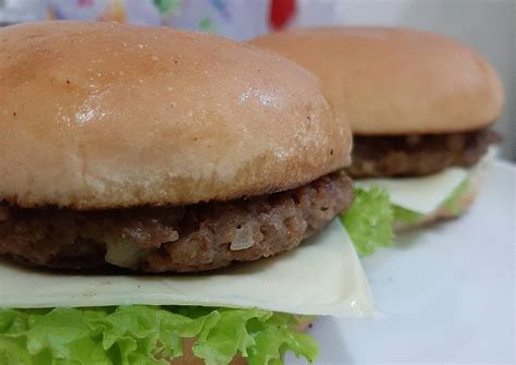 Beef burger special adalah kreasi burger daging sapi ala restoran yang kini bisa dibuat dengan mudah di rumah bunda. Resep Beef patty burger oleh Ranty Denna - Cookpad