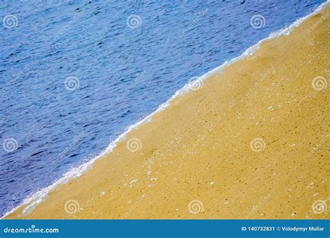 Costa Del Mar Dividida Por La Mitad Diagonalmente Con Agua Y La Arena