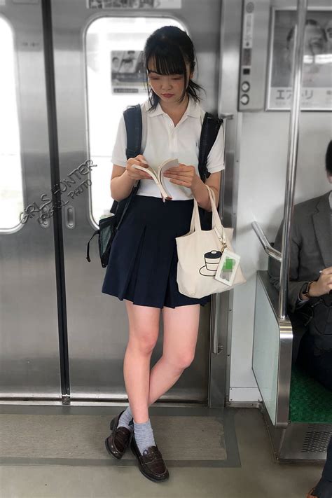 【画像】電車内で女子高生を見かけスマホで盗撮奴 jkちゃんねる 女子高生画像サイト
