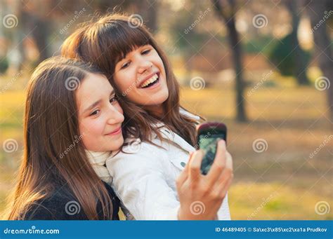Due Adolescenti Che Prendono I Selfies Nel Parco Il Giorno Soleggiato