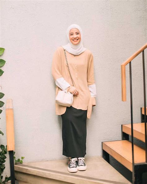 10 Mix And Match Outfit Hijab Pakai Rok Hitam Ala Natasha Rizky