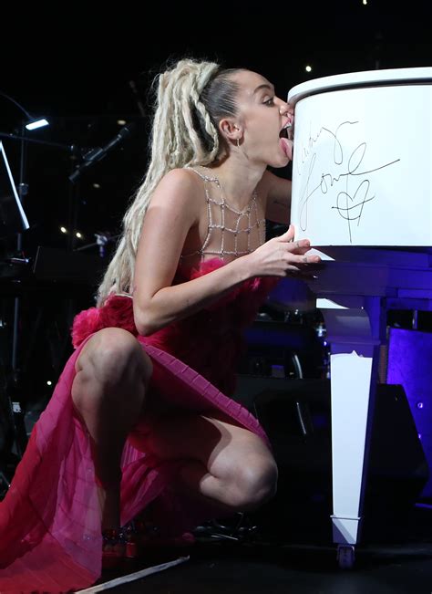 Miley Cyrus Upskirt At Vanguard Awards In Los Angeles 04