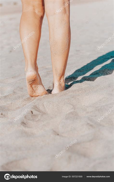 nackte frauenbeine die einem schönen sonnigen tag barfuß strand sand stockfotografie