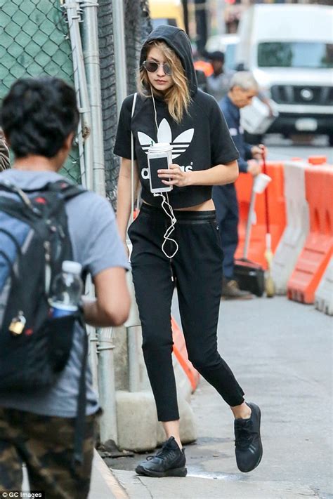 Gigi Hadid Hails Taxi In Crop Top And Stilettos In New York Photo Shoot Daily Mail Online