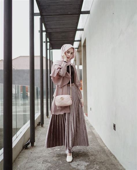 Inspirasi Gaya Fashion Hijab Ala Selebgram Aghnia Punjabi Dengan Rok