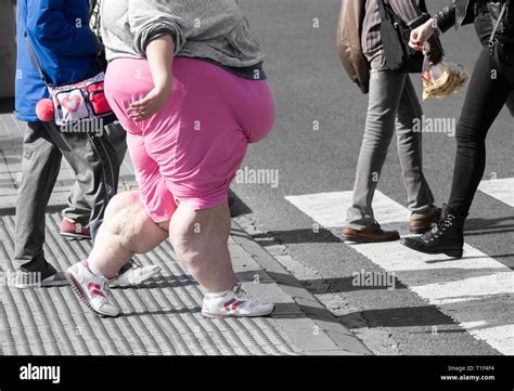 Übergewichtige Junge Frau Zu Fuß Im Stadtzentrum Stockfotografie Alamy
