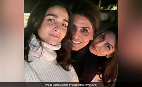 Alia Bhatt Is Making Memories With Ranbir Kapoors Mom Neetu And Sister