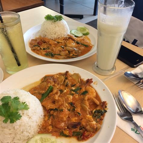 Bandar raya shah alam yang kebiasannya 'hidup' juga sunyi kerana sektor ekonomi termasuk restoran makanan. Tom Yam Sedap Shah Alam - Soalan 57