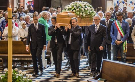 Mimmo Lascia La Sua Città Alta Una Folla Ai Funerali Corriereit