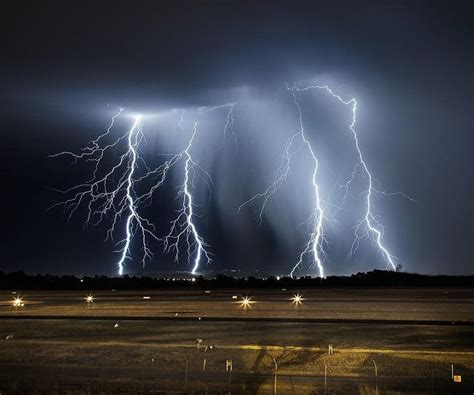 28 Incredible Pics For A Great Night Pictures Of Lightning Lightning