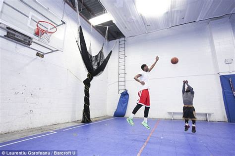 Michael Jordan Of Dwarf Basketball Takes On Players Twice His Size Daily Mail Online