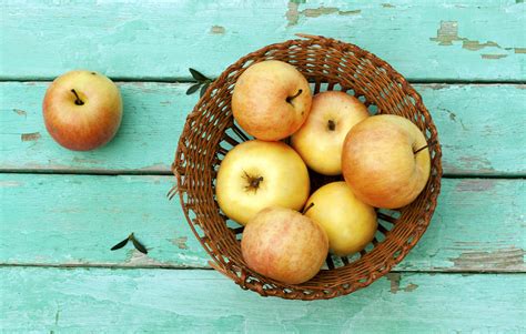 Znaš prepoznati sorto jabolk? | Novice | Dostava sadja v podjetje in direktno na dom. Nudimo ...