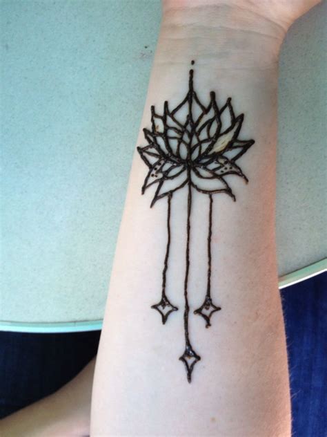 Henna that centers on dots. Lotus flower henna tattoo | Flower henna, Lotus flower ...