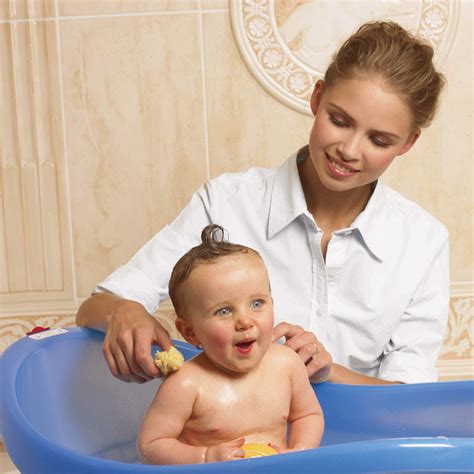 I like the little mesh bathtub seats that incline the baby. How to Bathe A Newborn Baby At Home - Newborn Bathing Hacks