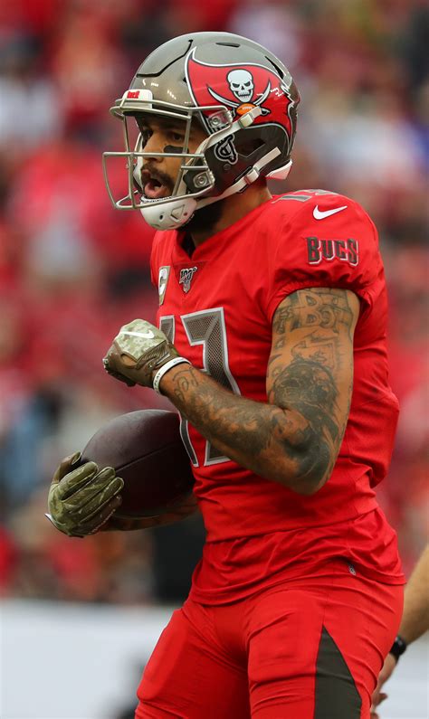 Mike Evans Bucs Wr Mike Evans Nominated For Walter Payton Nfl Man Of