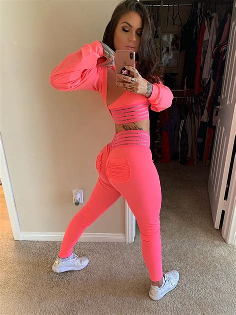 Big Booty In Tight Pants Bootyqueens