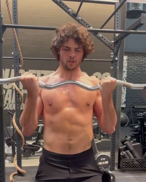 Alexis Superfan S Shirtless Male Celebs Noah Centineo Shirtless