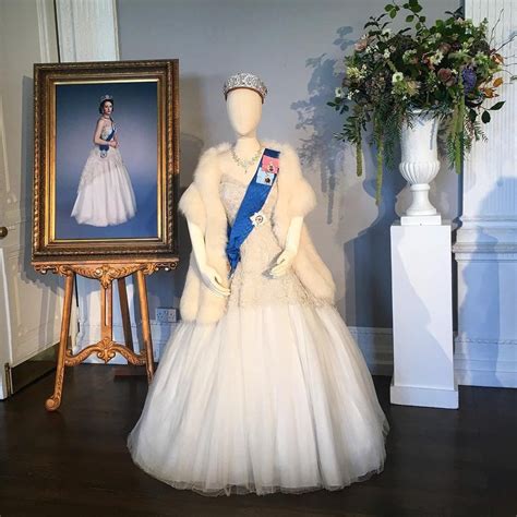 Forum queen elizabeth dress and crown costume. #TheCrown costumes (With images) | Flower girl dresses, Wedding dresses, Fashion