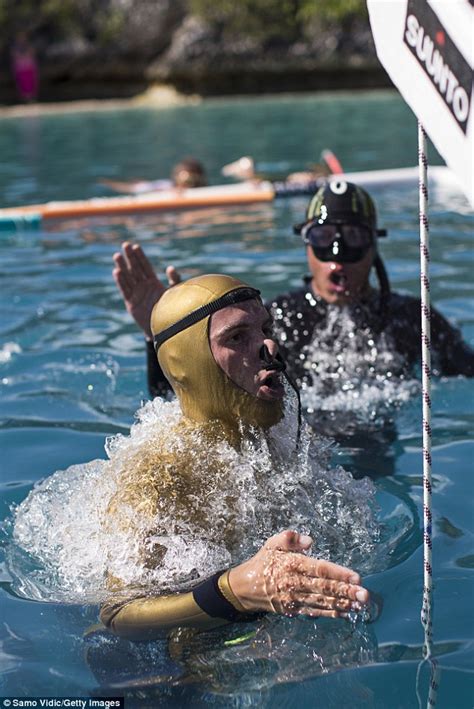 Take A Deep Breath Record Breaking Freediver Swims 121 Metres Below