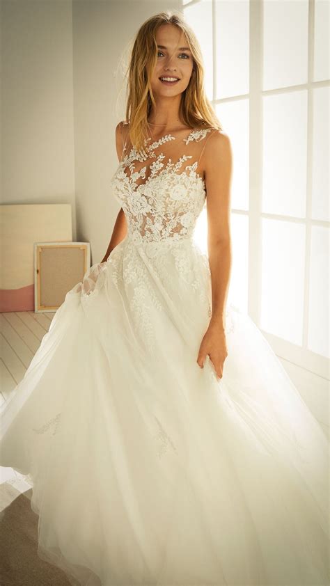 Wedding dress hochzeitskleid chapel train hochzeitskleid mit schleppe. Hochzeitskleider 2020 White One Kollektion Modell: OROPESA ...