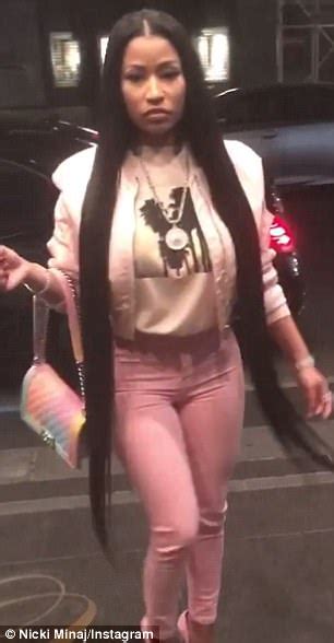 Nicki Minaj Shows Off Famous Booty In Tight Pink Pants Daily Mail Online