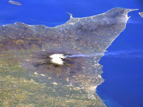 Mount etna, active volcano on sicily's east coast and the highest active volcano in europe. L'Etna innevata dallo spazio: lo scatto dell'astronauta ...