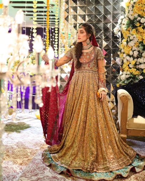 Aiza Awan Dazzles In Gorgeous Rust And Red Bridal Jora Pictures Lens