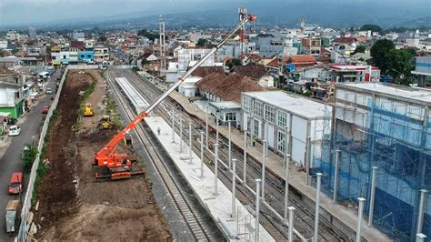 Progres Pembangunan Besar Besaran Stasiun Garut Sedang Dipasang Tiang