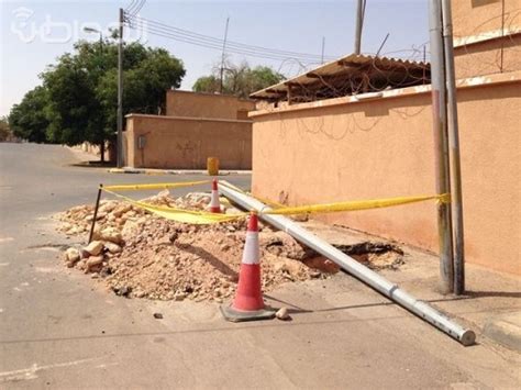 الكهرباء اسم يضم مجموعة متنوعة من الظواهر الناتجة عن وجود شحنة كهربائية وتدفقها. بالصور .. مقاول كهرباء رفحاء يماطل في إصلاح عمود منذ ١٧ ...