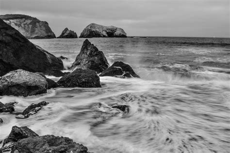 fotos gratis playa paisaje mar costa naturaleza rock oceano en blanco y negro