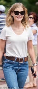 Rosamund Pike Is Business Casual In Jeans