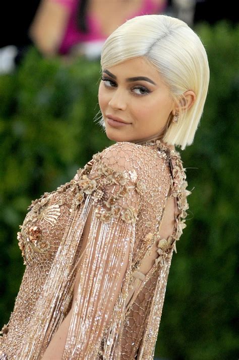 foto kylie jenner mai ceva ca barbie a pozat exact ca o păpuşă monden spynews ro