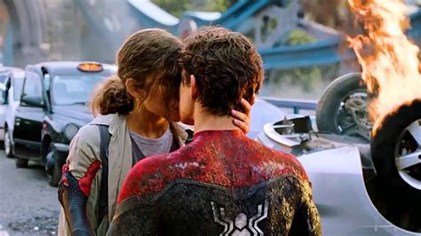 Peter Parker And Mj Kiss Scene Spider Man Far From Home 2019 Movie