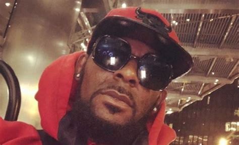 r kelly s former tour manager says kelly once offered him sex has bisexual ways reportedly