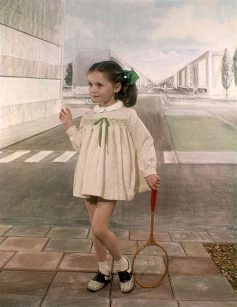 Kindermode Atelierfotografie Meisje Poseert Met Badmintonraclet 1962