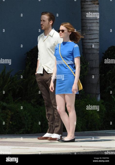Emma Stone Y Ryan Gosling Goofing Co Estrella Alrededor De Una Escena