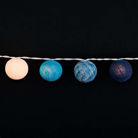 Marshmellow feenlichter cottonball lichterkette, 20 led baumwollball lichterkette, led lichterkette für kinderzimmer und wohnbereich. Feenlichter Bälle Marlin Detail - Caracol Shop