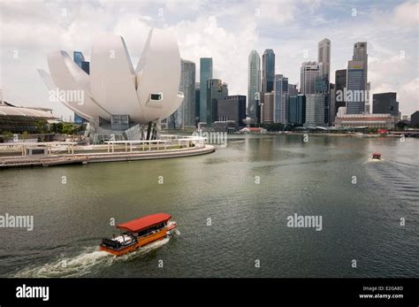 Singapore Marina Bay Boat On Marina Bay Museum Of Arts And Sciences In