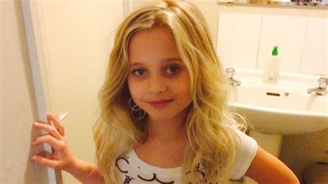 Mit 9 Jahren So Zeigt Sich Travis Barkers Tochter Promiflashde