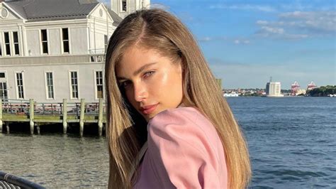 Valentina Sampaio Se Torna A Primeira Modelo Trans A Desfilar Em Grife